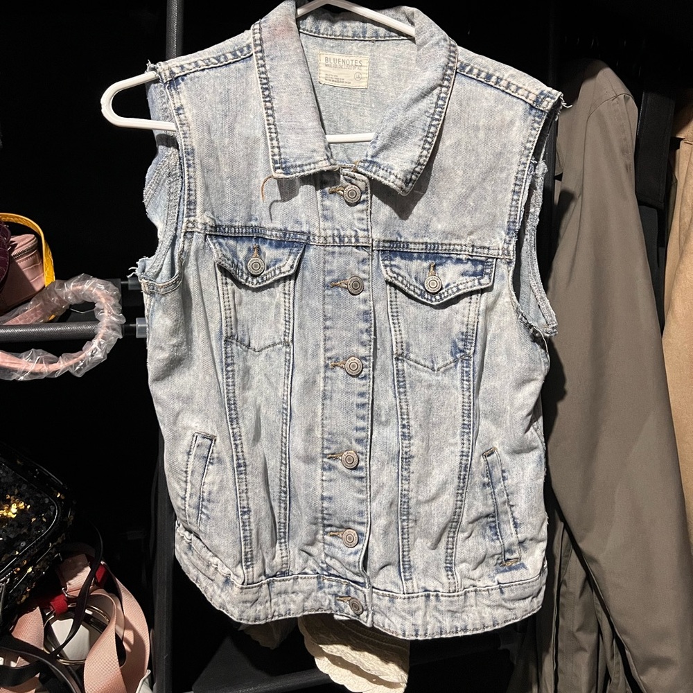 SLEEVELESS DENIM JACKET